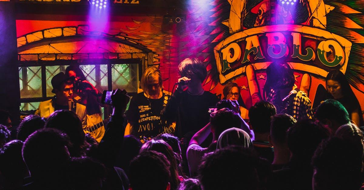 découvrez la définition et l'importance de la masse atomique dans la chimie. apprenez comment elle influence les propriétés des éléments et les réactions chimiques. plongez dans le monde fascinant de la science atomique.