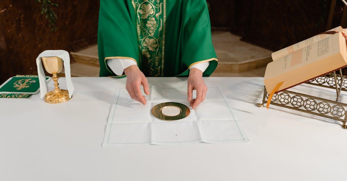 découvrez tout ce qu'il faut savoir sur la masse atomique, un concept fondamental en chimie qui détermine le poids des atomes. apprenez son importance, ses calculs et son impact sur les propriétés chimiques des éléments.