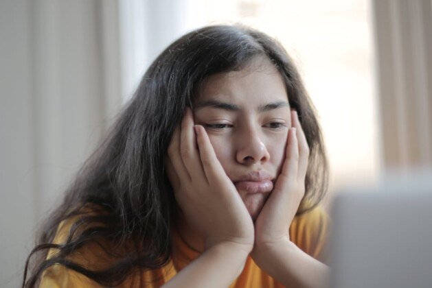 Ennuyant ou ennuyeux : quelles nuances entre ces deux termes ?