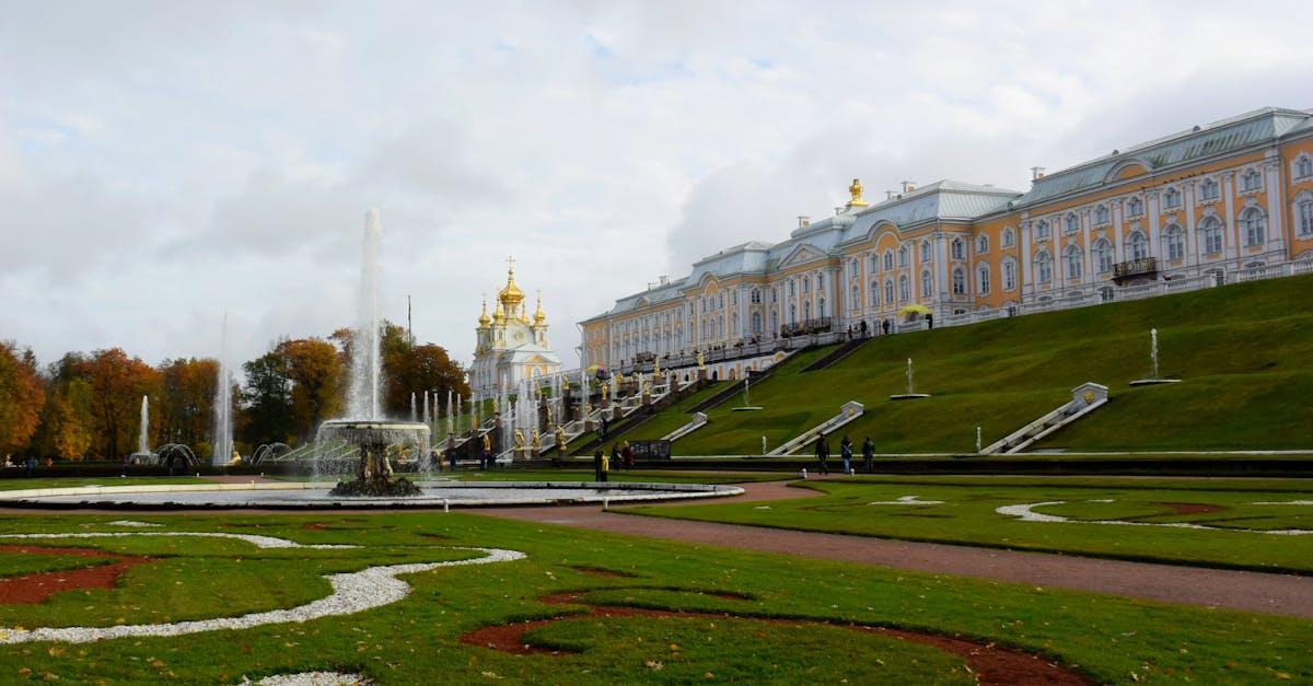 découvrez la vie fascinante de catherine parr, la dernière épouse du roi henri viii d'angleterre. explorez son rôle influent en tant que reine, ses contributions à la réforme religieuse et son héritage dans l'histoire anglaise.