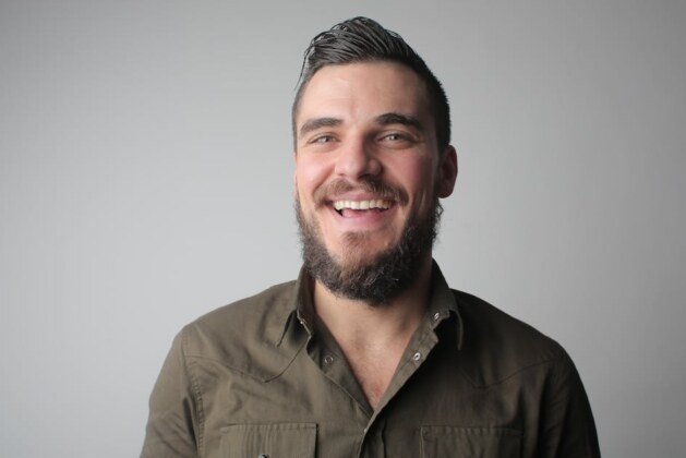 Fossettes dans le bas du dos : ce que révèle cette caractéristique physique