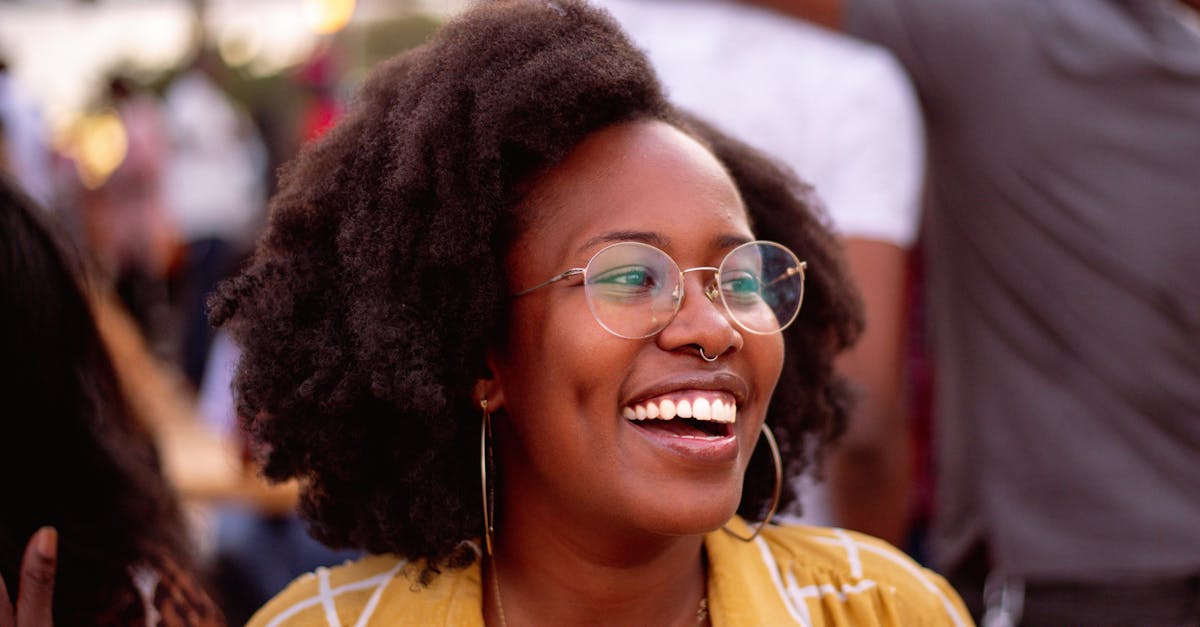 découvrez tout ce qu'il faut savoir sur les fossettes : leur formation, leur charme irrésistible et comment elles peuvent embellir un sourire. apprenez pourquoi ces petites marques sur les joues captivent tant de personnes et ajoutent une touche de personnalité.