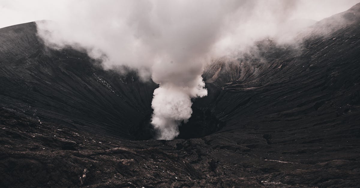découvrez tout ce qu'il faut savoir sur les tremblements de terre : mécanismes, causes, impacts sur l'environnement et la société, ainsi que des conseils pour se préparer et se protéger lors de ces phénomènes naturels.