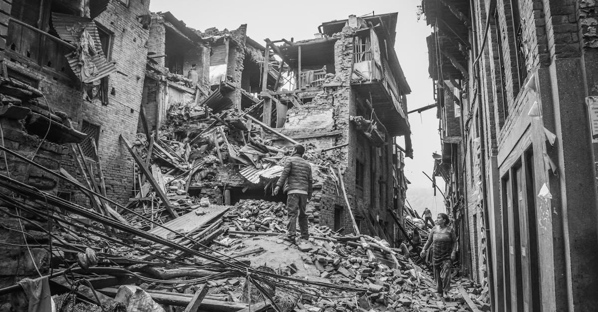 découvrez tout sur les tremblements de terre : causes, mécanismes, effets sur l'environnement et mesures de prévention. informez-vous sur la sismicité dans le monde et les innovations pour minimiser les risques.