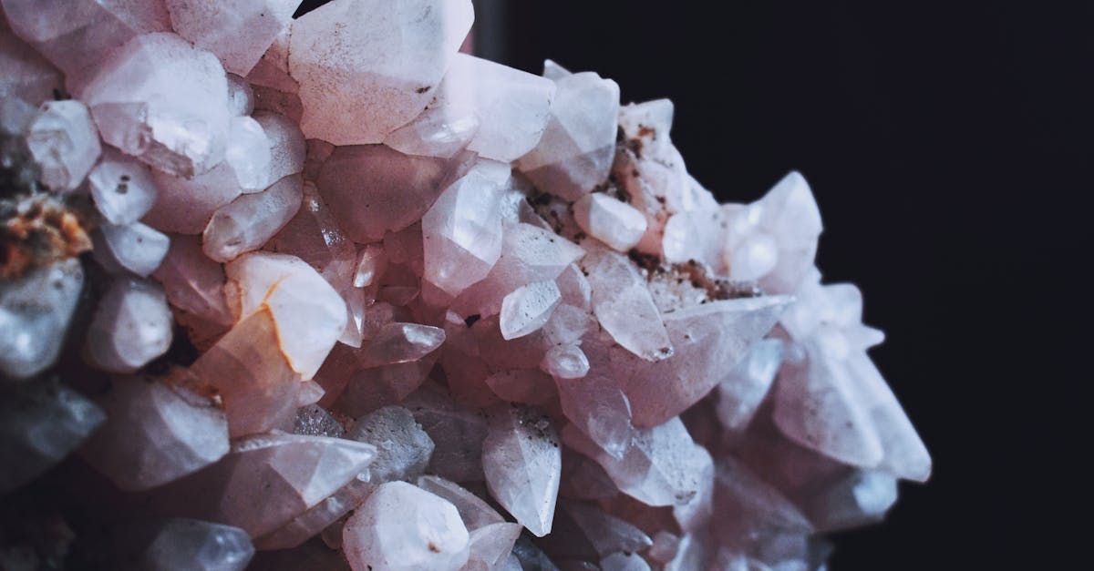 découvrez la structure interne de la terre, un voyage fascinant au cœur de notre planète. explorez les différentes couches, de la croûte terrestre au noyau, et comprenez les processus géologiques qui façonnent notre monde.