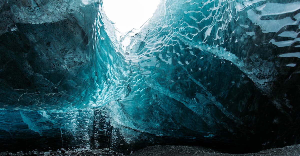 découvrez la structure interne de la terre, une science fascinante qui explore le noyau, le manteau et la croûte terrestre. plongez dans les profondeurs de notre planète pour comprendre ses mécanismes géologiques et ses dynamiques internes.