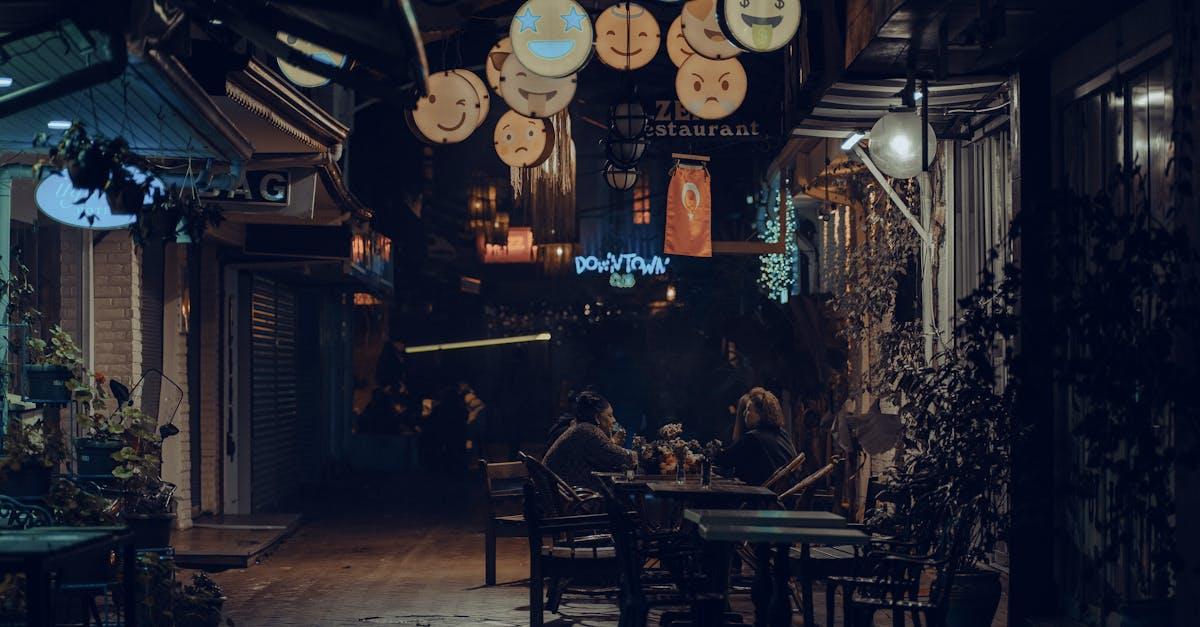 découvrez l'univers des emojis ! apprenez comment ces petites images colorées enrichissent vos messages, expriment vos émotions et rendent la communication numérique plus vivante. explorez l'histoire des emojis, leur utilisation dans différents contextes et comment ils transforment notre façon d'interagir en ligne.