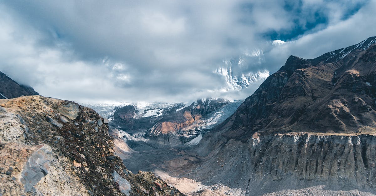 découvrez le coût de l'ascension de l'everest, incluant les frais de guide, d'équipement, de permis et d'autres dépenses nécessaires pour réaliser ce rêve d'alpinisme. préparez-vous à vivre une aventure unique tout en maîtrisant votre budget.
