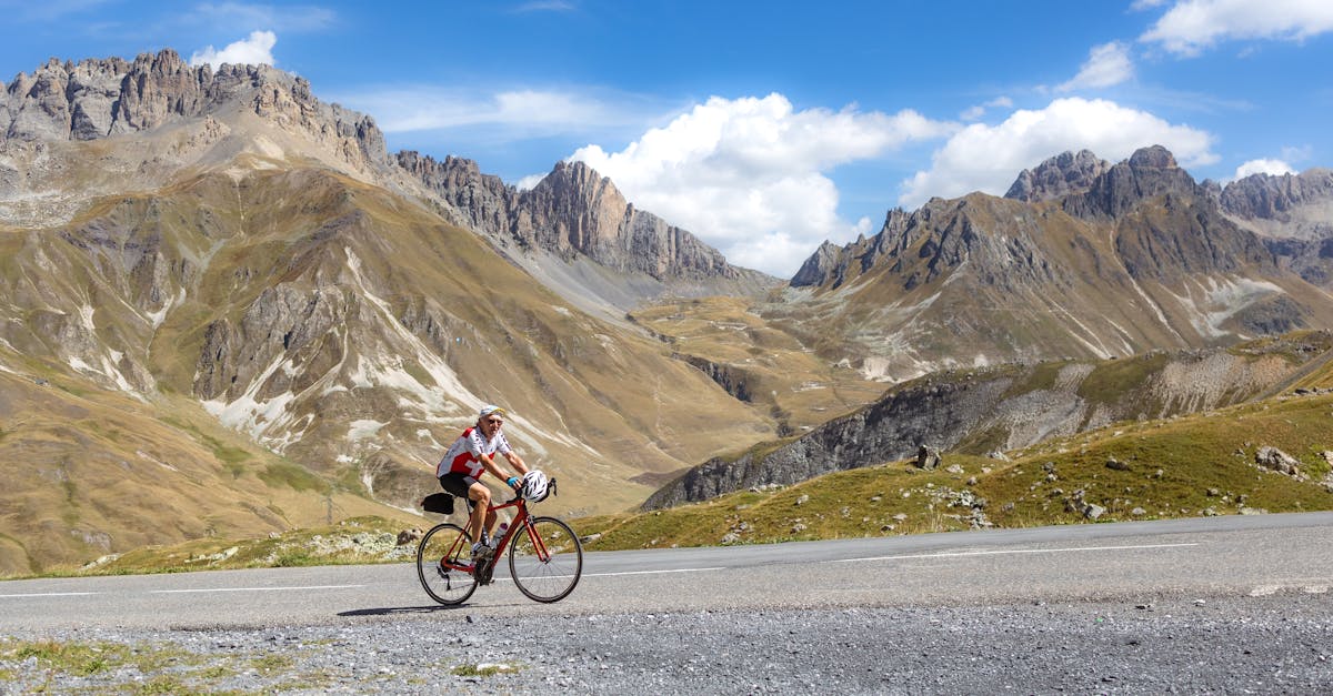 découvrez les coûts associés à l'ascension de l'everest, incluant les frais d'expédition, d'équipement et de services. préparez votre expédition en connaissance de cause et explorez les options qui s'offrent à vous pour conquérir le toit du monde.
