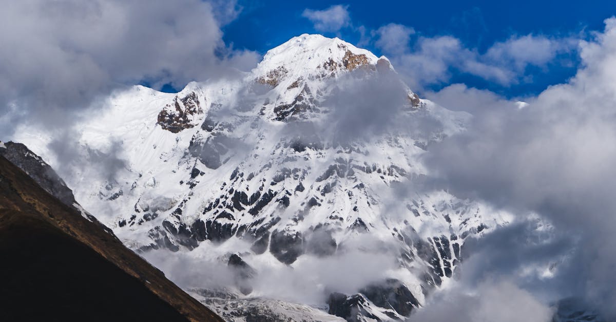 découvrez les coûts associés à l'ascension de l'everest, incluant les frais d'expédition, l'équipement nécessaire, et les options d'hébergement. préparez votre aventure en montagne avec toutes les informations indispensables sur le budget à prévoir pour atteindre le sommet du monde.