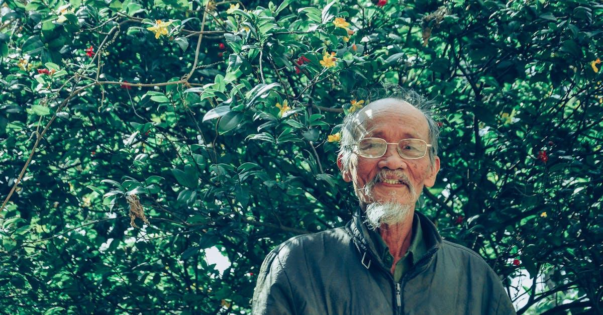 découvrez l'importance et la sagesse des grands-pères dans la vie familiale. ce magnifique hommage explore leurs rôles, anecdotes et les liens précieux qu'ils tissent avec leurs petits-enfants, célébrant ainsi l'amour intergénérationnel.