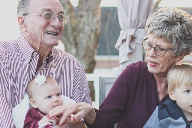 Pourquoi dit-on grand-mère et non grande-mère ?