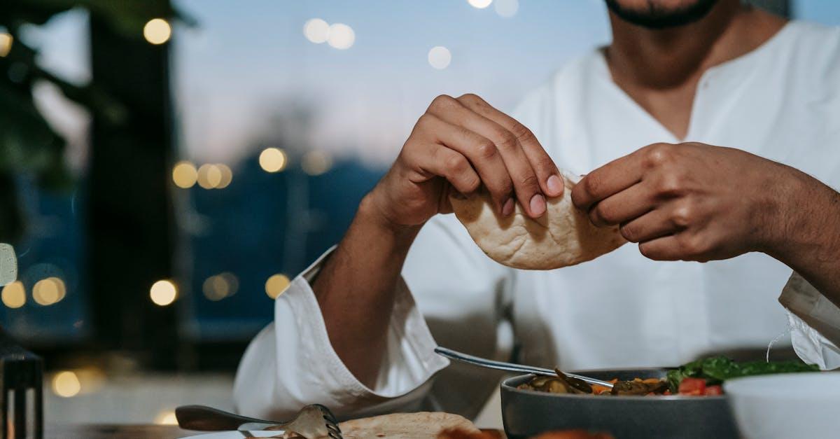 découvrez l'iftar, le repas quotidien partagé par les musulmans durant le mois de ramadan, symbolisant la solidarité et la communion. explorez des recettes délicieuses, des traditions culturelles et des conseils pour cet important moment de reconnecter avec la famille et la communauté.