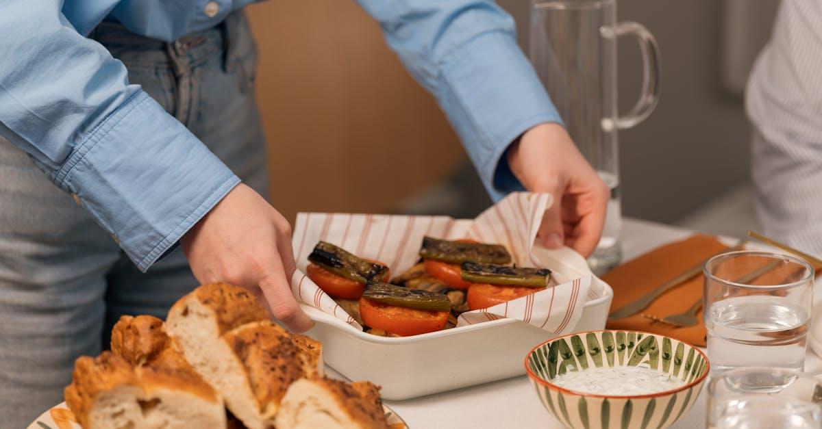 découvrez l'iftar, le repas convivial qui marque la rupture du jeûne pendant le mois sacré du ramadan. explorez des recettes traditionnelles, des astuces pour une préparation réussie et l'importance de ce moment de partage en famille et entre amis. célébrez la culture et la spiritualité à travers des saveurs uniques.