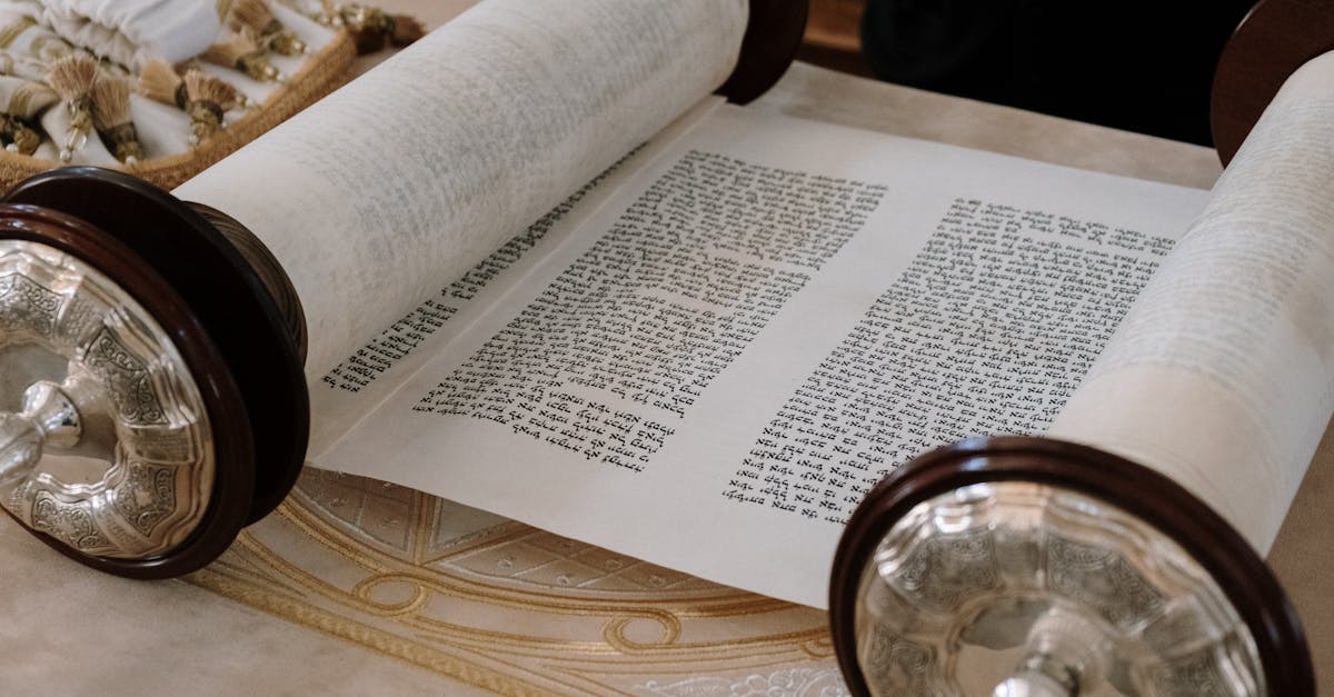 découvrez les fondements du judaïsme, une des religions monothéistes les plus anciennes, ses croyances, ses pratiques, et son impact culturel à travers l'histoire.
