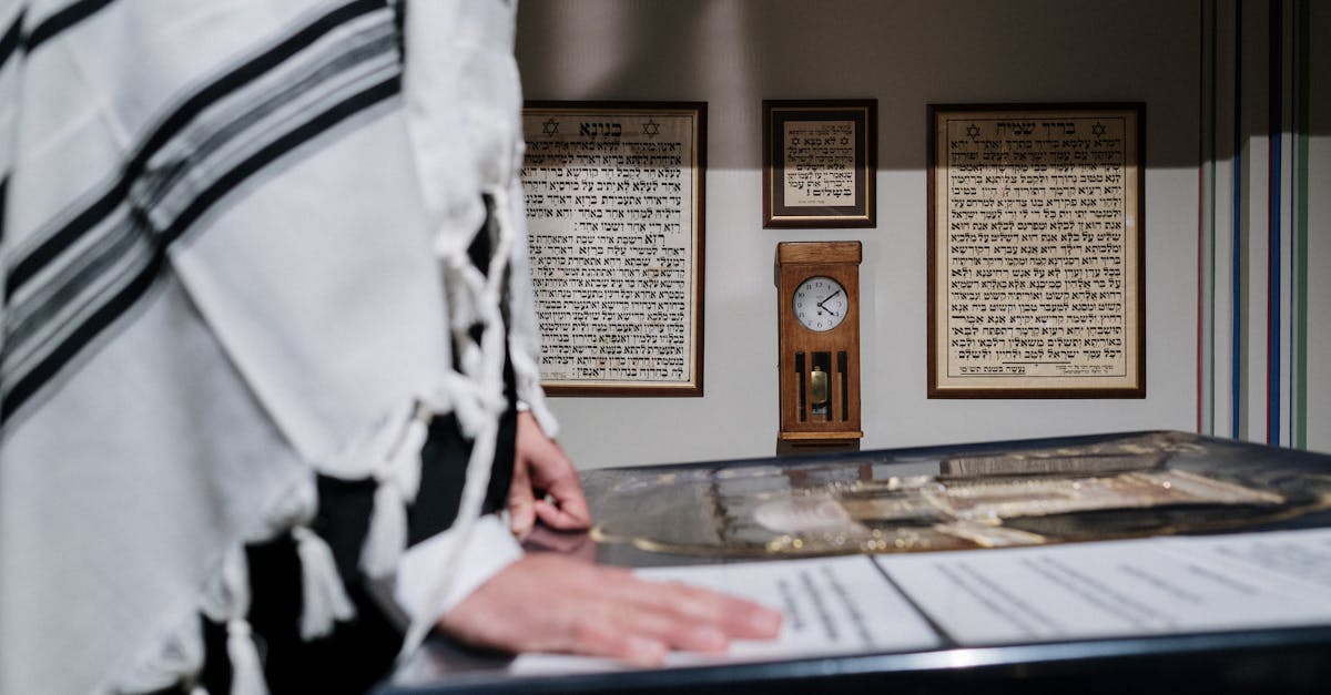 découvrez le judaïsme, une des plus anciennes religions monothéistes, explorant ses croyances, pratiques, traditions et son impact culturel à travers le temps. plongez dans l'histoire et la spiritualité juives.