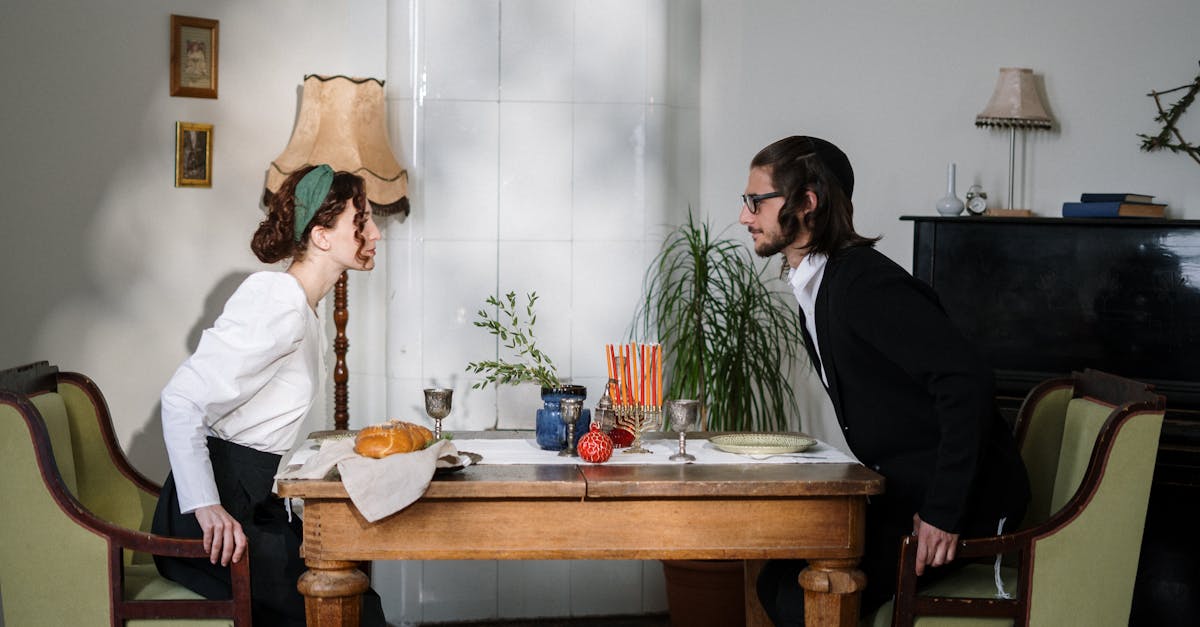 découvrez l'histoire, les traditions et les croyances du judaïsme, l'une des religions monothéistes les plus anciennes au monde. plongez dans la richesse de sa culture, ses rituels et son impact sur la société contemporaine.