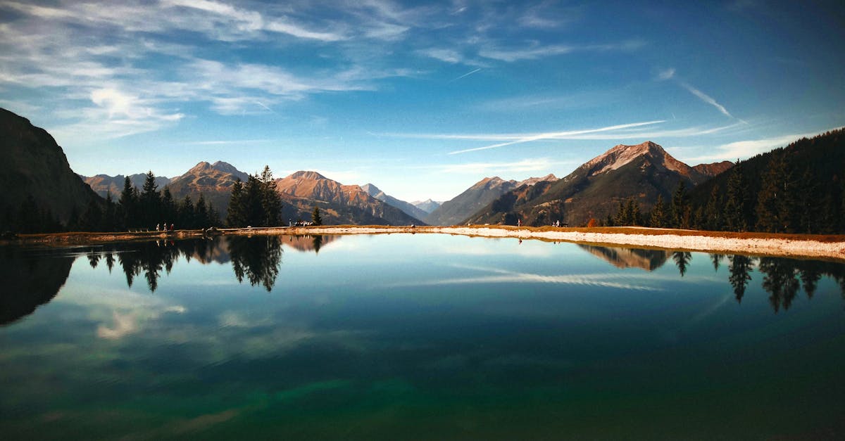 découvrez la beauté sereine des lacs, où la nature se reflète dans des eaux paisibles. que vous cherchiez à vous ressourcer ou à explorer des activités nautiques, plongez dans l'univers enchanteur des lacs.