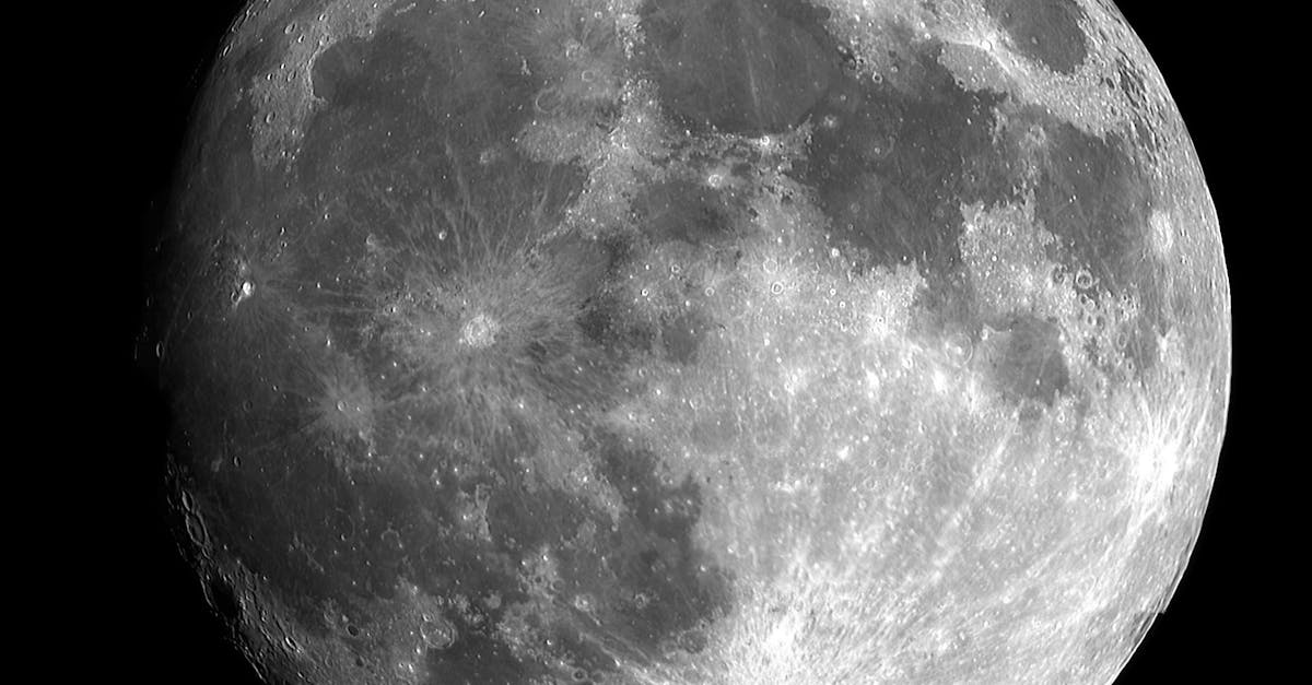 découvrez le fascinant phénomène de la rotation de la lune, son influence sur la terre et les mystères qui entourent ce mouvement unique. plongez dans les détails de la synchronisation parfaite entre la terre et son satellite.