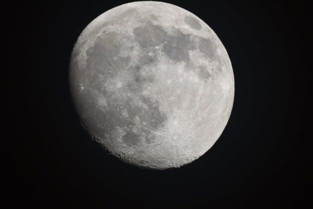 La rotation de la Lune : dans quel sens tourne-t-elle par rapport à la Terre ?