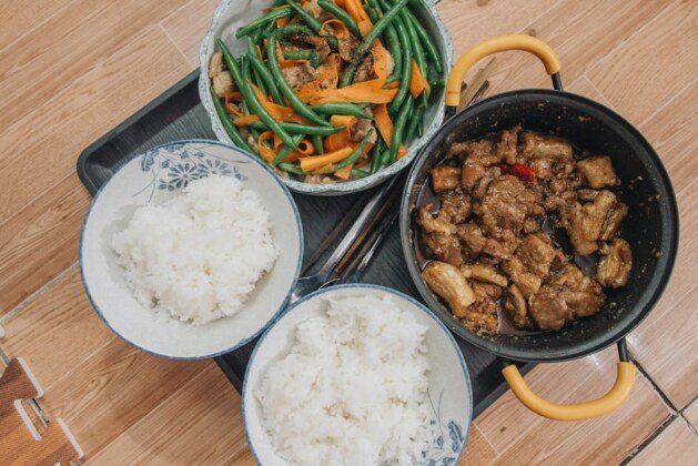 Combien de grammes de riz par personne faut-il prévoir pour un repas équilibré ?