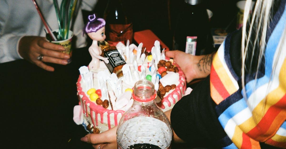 découvrez l'histoire fascinante de robert le poupée, l'iconique jouet hanté de key west. plongez dans les mystères et légendes qui entourent ce personnage effrayant, célèbre pour ses événements paranormaux et son lien avec l'art. explorez les récits de ceux qui ont croisé son chemin et la fascination qu'il suscite à travers le monde.