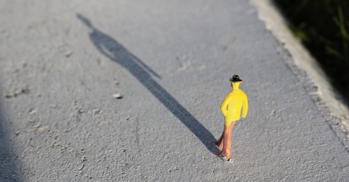 découvrez l'histoire fascinante de robert the doll, la poupée vaudou qui a inspiré légendes et frissons. plongez dans son origine mystérieuse et les événements étranges qui l'entourent, révélant pourquoi elle est considérée comme l'une des poupées les plus hantées au monde.