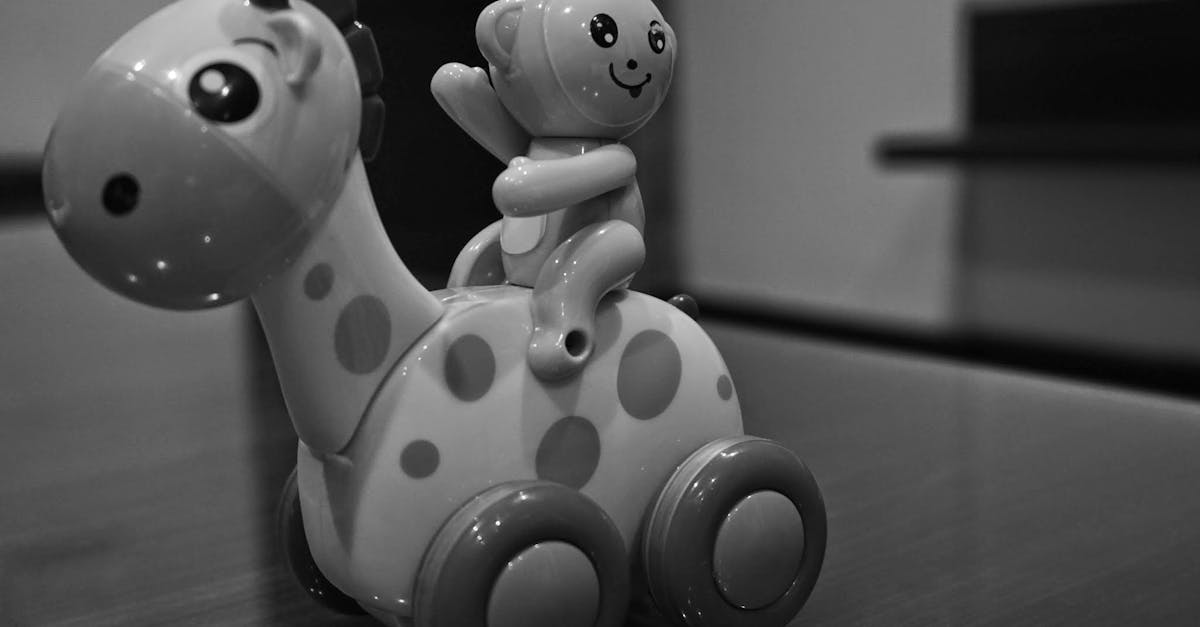 découvrez l'histoire fascinante de robert the doll, la poupée maudite qui a captivé l'imagination des amateurs de paranormal. apprenez-en plus sur ses origines, les légendes qui l'entourent et les événements mystérieux associés à cet icône de l'horreur.