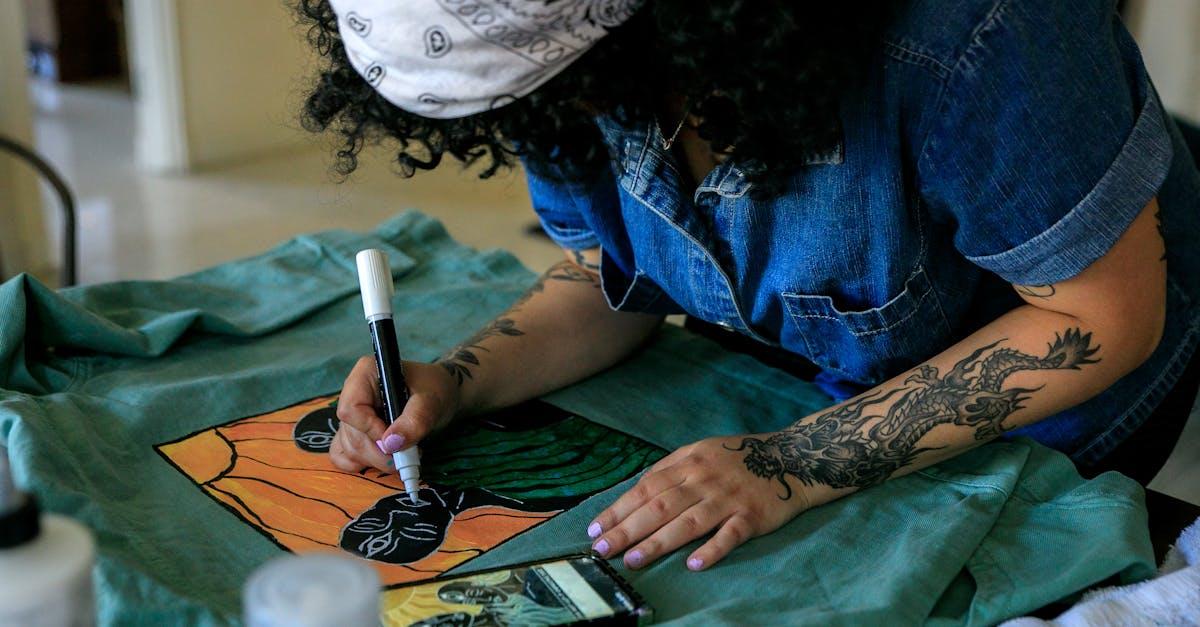 découvrez une sélection variée de designs de tatouages uniques et créatifs, inspirants pour tous les styles et personnalités. trouvez l'inspiration pour votre prochain tatouage et explorez les tendances actuelles du monde du tattoo.