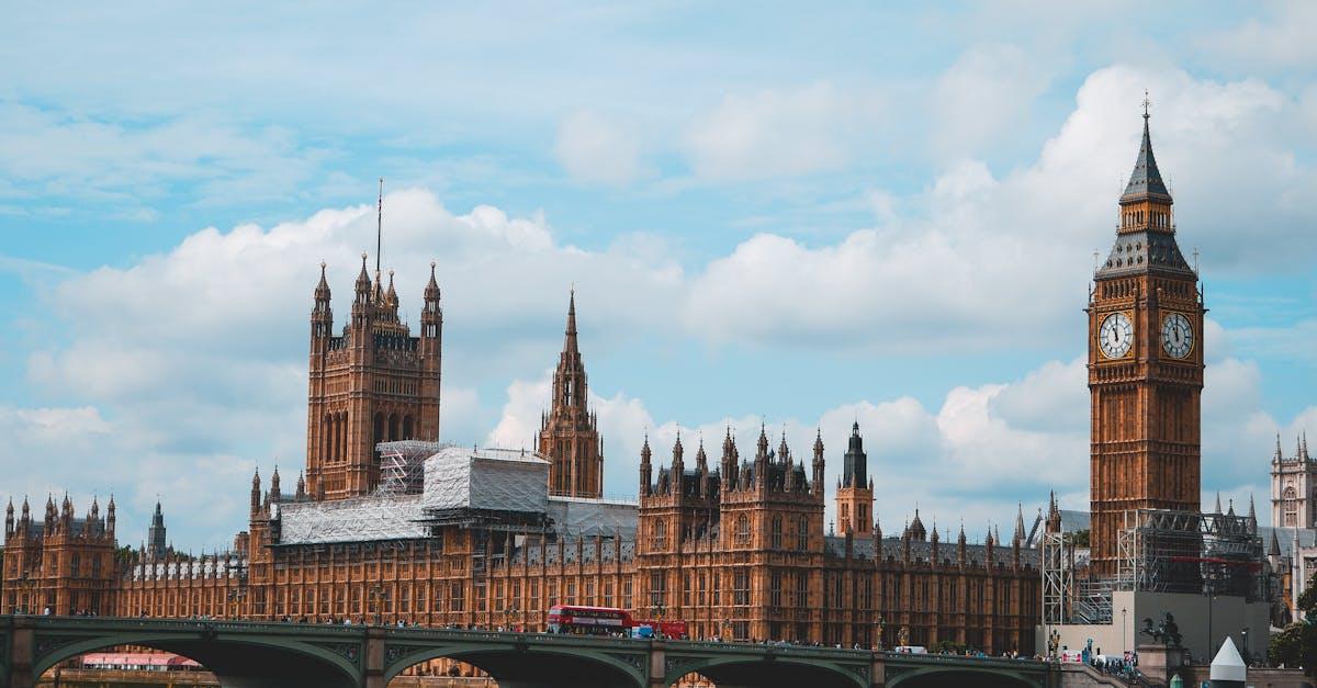 découvrez le royaume-uni, une destination riche en histoire, culture et paysages variés. explorez ses villes emblématiques comme londres, édimbourg et cardiff, et profitez de son patrimoine unique, de sa gastronomie et de ses traditions fascinantes.