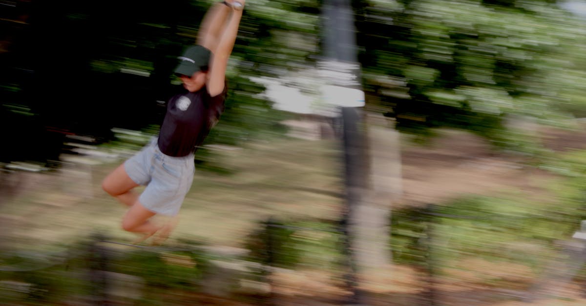 découvrez l'adrénaline ultime avec notre expérience de zipline ! survolez des paysages à couper le souffle tout en profitant d'une aventure inoubliable. que vous soyez novice ou expert, préparez-vous à vivre des sensations fortes dans un cadre naturel exceptionnel.