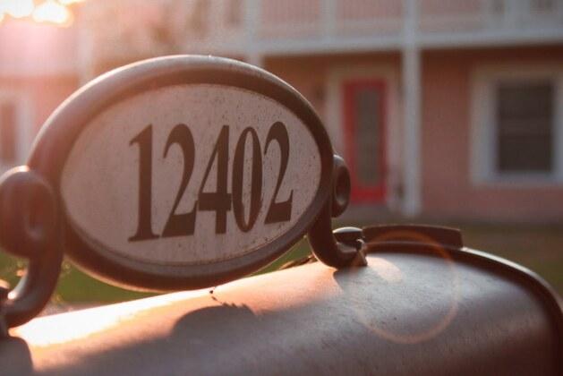 Comment dénicher l’adresse postale d’une personne en utilisant son nom ?