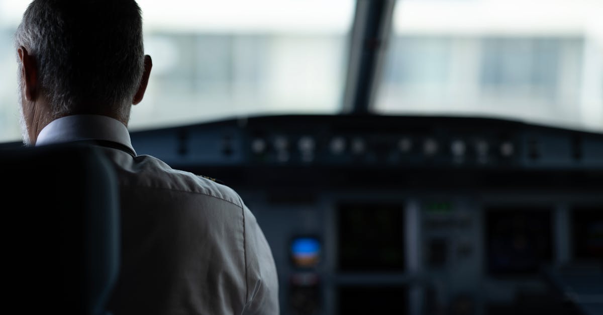 découvrez le métier de pilote de ligne : missions, formations requises, conditions de travail et perspectives de carrière pour devenir commandant de bord dans une compagnie aérienne.