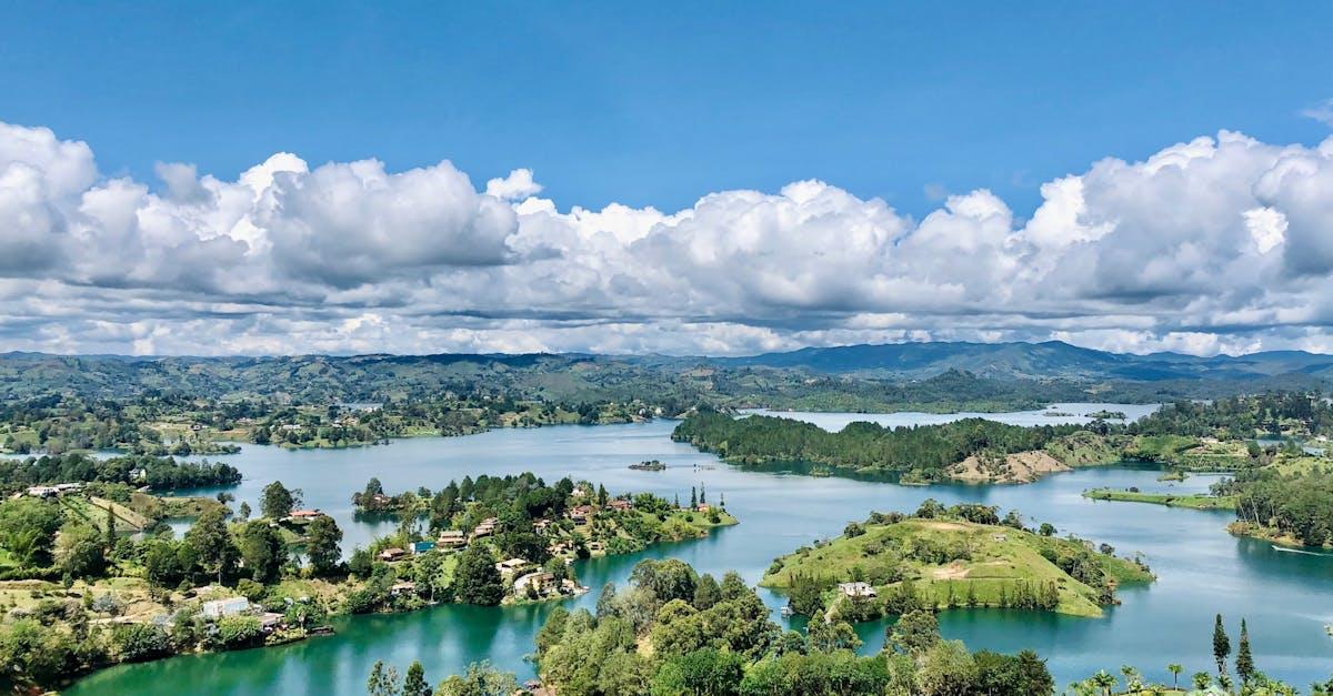 découvrez tout ce qu'il faut savoir sur les lacs artificiels : leur création, leurs utilisations et leur impact environnemental. informez-vous sur les bénéfices et les enjeux liés à ces plans d'eau façonnés par l'homme.