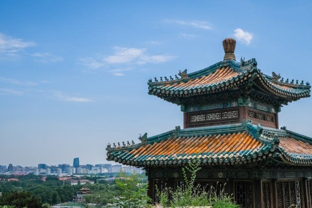 Pourquoi la ville de Pékin est-elle nommée ainsi en français au lieu de Beijing ?