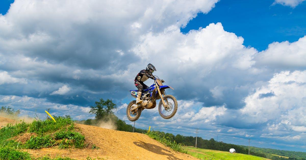 découvrez les mystères de la gravité, une force incontournable de l'univers. apprenez comment elle influence la trajectoire des planètes, guide les mouvements des étoiles et joue un rôle essentiel dans notre quotidien. plongez dans l'étude de cette force fascinante qui relie tout ce qui existe.