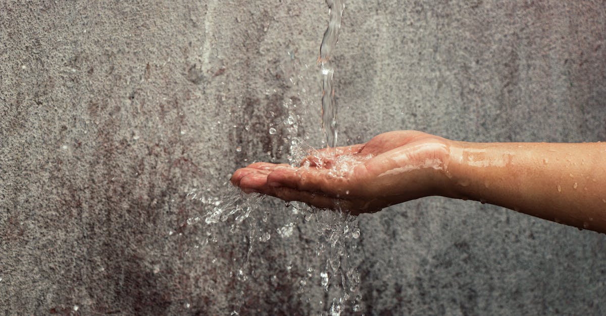 découvrez la fascinante force de la gravité, un phénomène fondamental qui régit le mouvement des corps célestes et influence notre quotidien sur terre. plongez dans les mystères de cette interaction universelle et son impact sur la vie et l'univers.