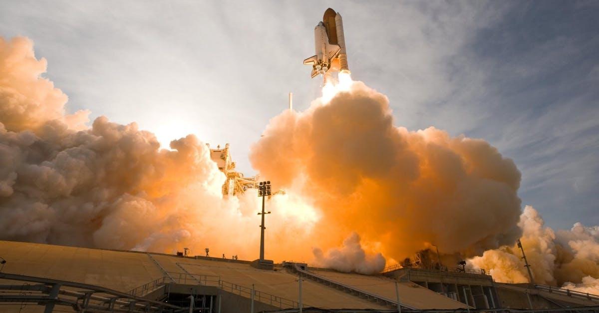 découvrez l'intrigante notion de la gravité, cette force mystérieuse qui façonne notre univers, maintient les planètes en orbite et influence les mouvements des corps célestes. plongez dans les principes de la physique qui régissent la gravité et explorez son impact sur notre vie quotidienne et sur l'exploration spatiale.