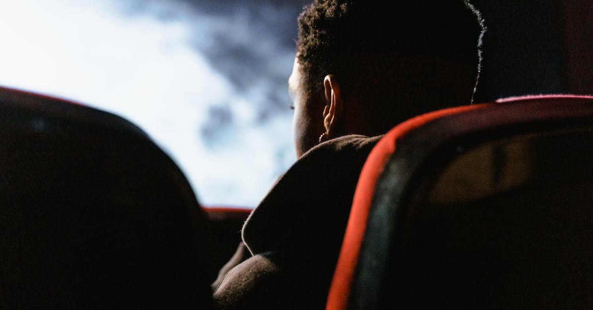 découvrez ce qu'est une expérience de sortie du corps, ses causes possibles, ses sensations et son impact sur la conscience. explorez témoignages et explications scientifiques sur ce phénomène fascinant.