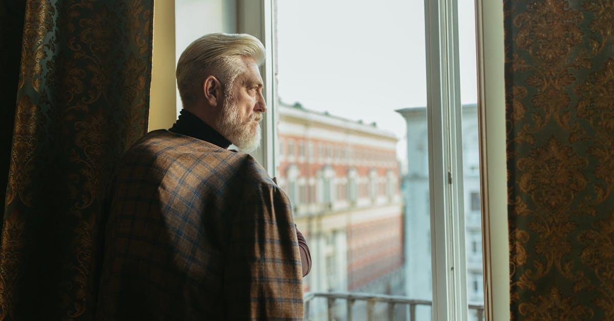 découvrez ce qu'est une expérience de sortie hors du corps (out-of-body experience), ses causes, ses manifestations et les explications scientifiques et spirituelles liées à ce phénomène fascinant.