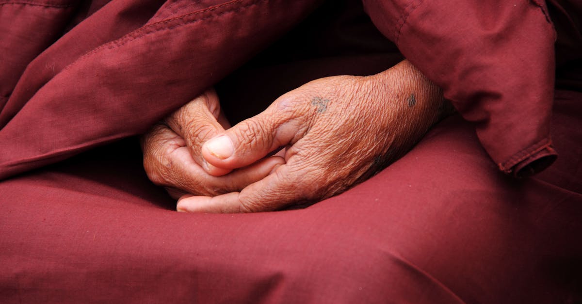 découvrez la signification de la prière, son importance dans la vie quotidienne, ses bienfaits spirituels et des conseils pour pratiquer la prière efficacement chaque jour.