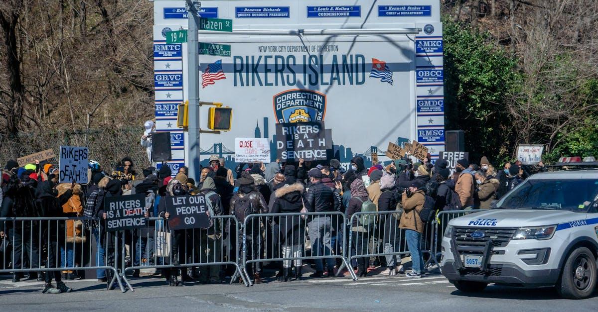 découvrez tout ce qu'il faut savoir sur les peines de prison : définitions, types de peines, procédures judiciaires et conséquences pour les détenus en france.