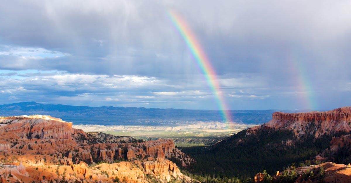 découvrez la signification et la beauté de l’arc-en-ciel. explorez ses couleurs fascinantes, son origine scientifique et les mythes qui entourent ce phénomène naturel spectaculaire.