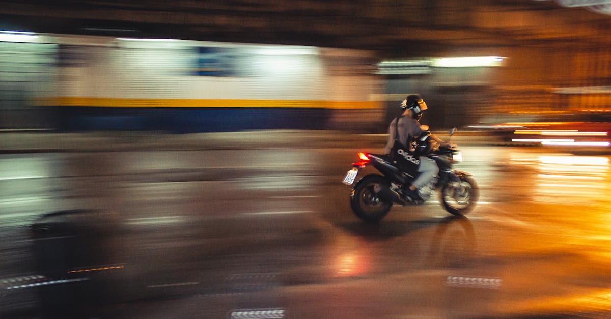 découvrez la vitesse de la lumière, constante fondamentale de la physique, et son importance dans l'univers, la science et la technologie.