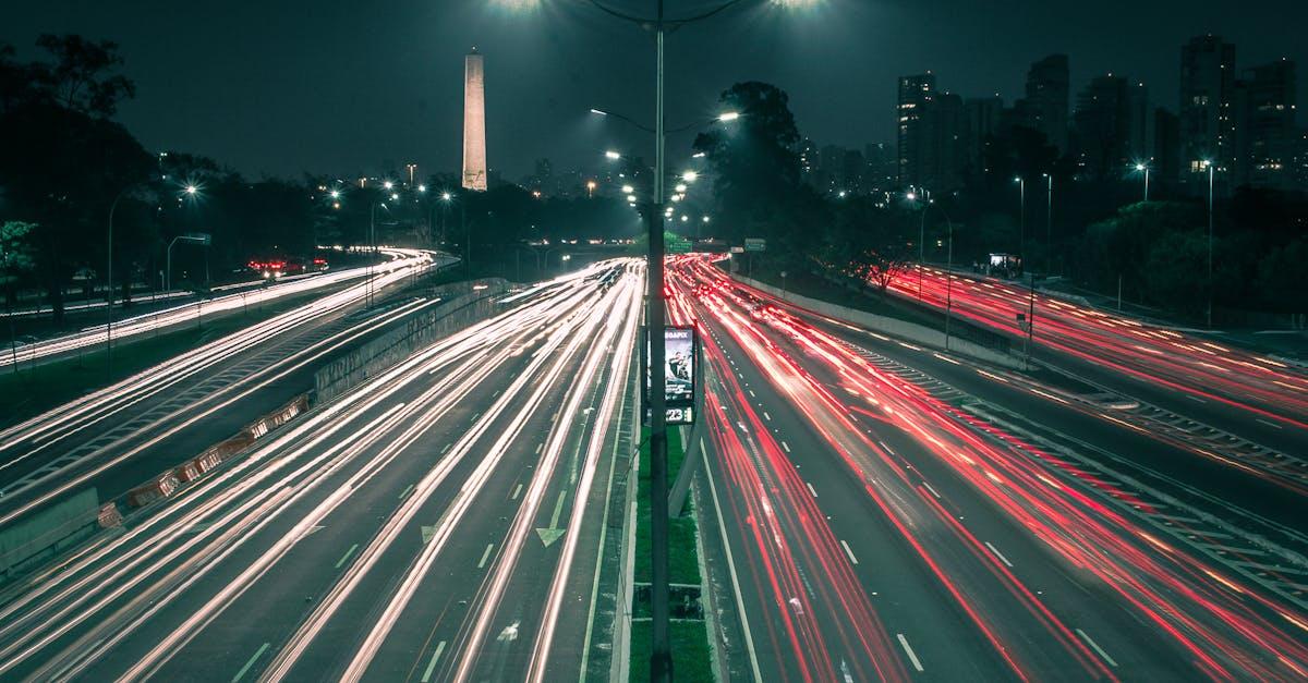 découvrez tout sur la vitesse de la lumière, un concept fondamental en physique. comprenez son importance, comment elle a été mesurée et son rôle dans l'univers et la technologie moderne.