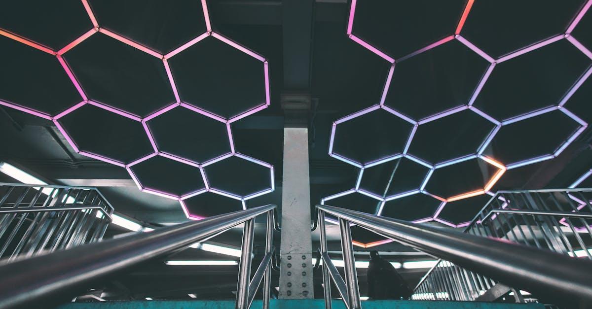 découvrez tous les avantages de l'inox (acier inoxydable) : robustesse, résistance à la corrosion et usages variés pour cuisine, industrie ou décoration.