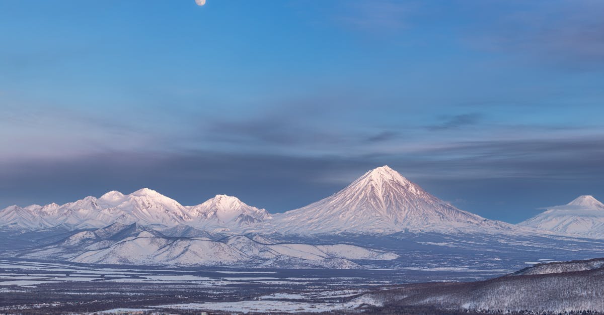 découvrez les volcans actifs dans le monde, leur fonctionnement, les régions concernées et les risques associés à leur activité.