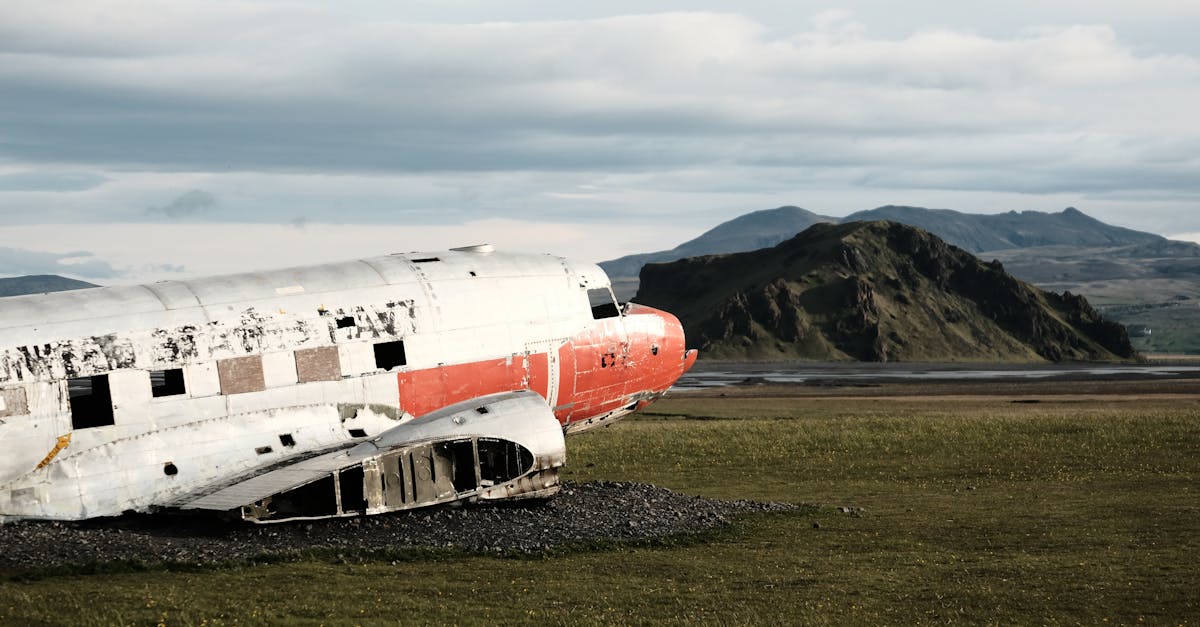 découvrez les principales causes et conséquences des crashs d'avions, les statistiques récentes et les mesures de sécurité mises en place pour éviter les accidents aériens.