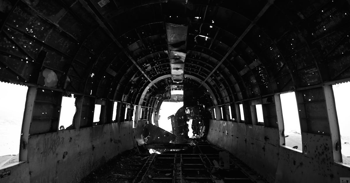 découvrez les causes, conséquences et analyses des accidents d'avion, les statistiques récentes et les mesures de sécurité prises pour améliorer la sûreté aérienne.