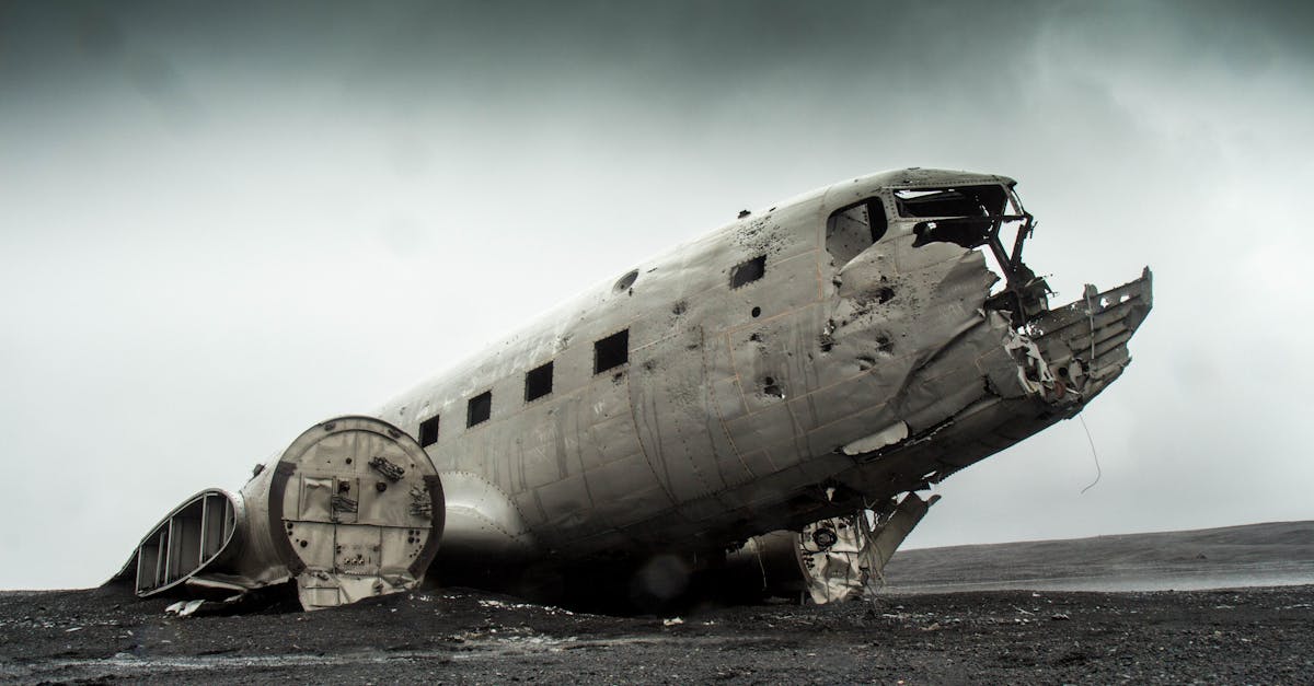 découvrez les dernières informations sur les crashs d'avions : analyses des causes, actualités sur les accidents aériens et conseils pour comprendre la sécurité dans l'aviation.